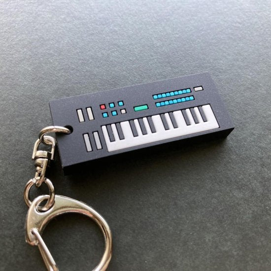 '- シンセサイザッカー - シンセラバーキーホルダー 01 FM
